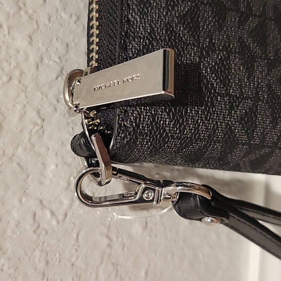 Michael Kors wallet. New and never used - Picture 3 of 4